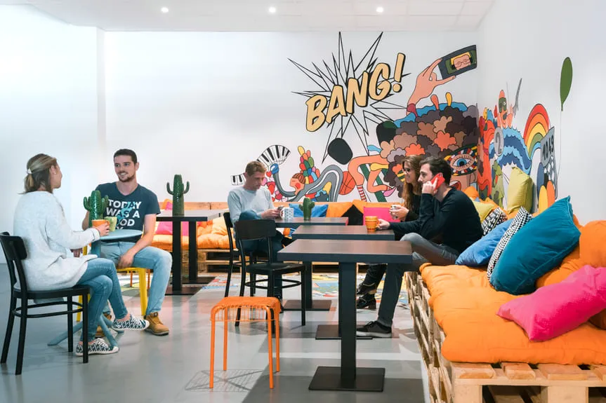 personnes assises utilisant leur smartphone